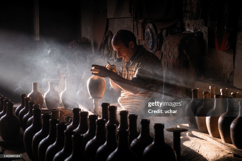 Master who makes the clay pot with traditional methods