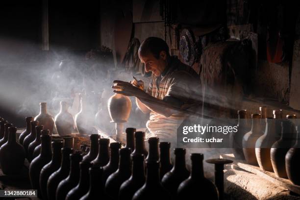 master who makes the clay pot with traditional methods - turquia imagens e fotografias de stock