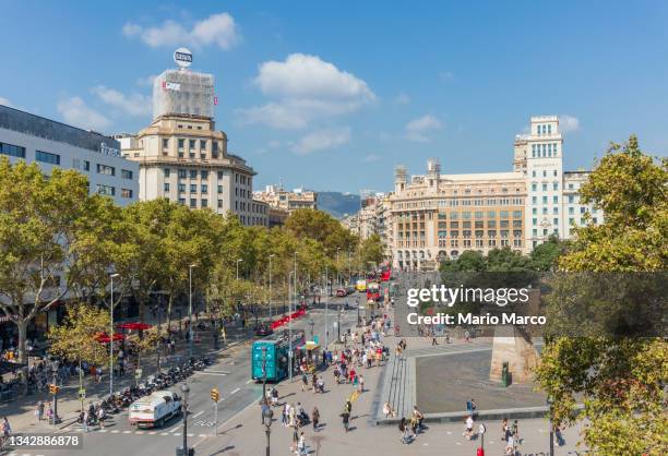 plaza catalunya in barcelona - catalonia square stock-fotos und bilder