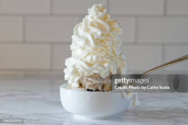 ice cream sundae - ice cream sundae stock pictures, royalty-free photos & images