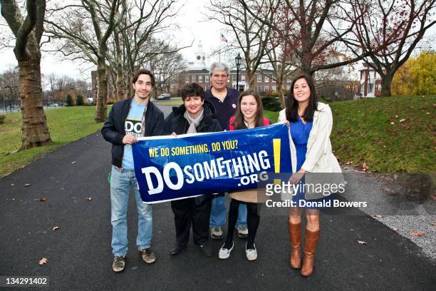 Justin Long, Diane Donchak, Richard Capellini, Alexandra Capellini and Naomi Hirabayashi hold up a Do Something banner during the 'DoSomething.org...