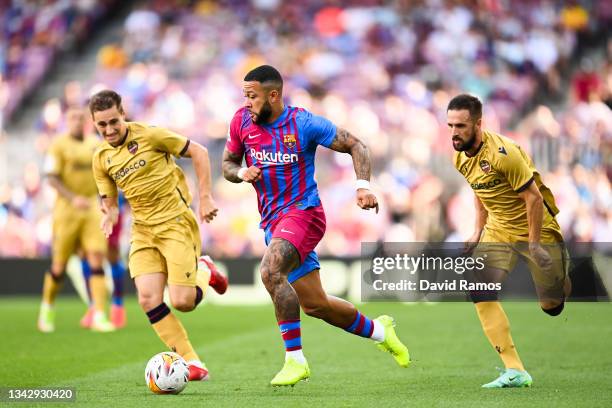 Memphis Depay of FC Barcelona runs with the ball during the LaLiga Santander match between FC Barcelona and Levante UD at Camp Nou on September 26,...