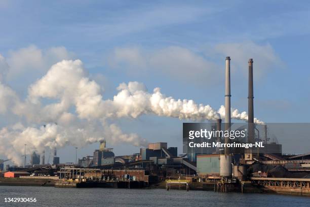 tata steel steel mill in ijmuiden - metal factory stockfoto's en -beelden