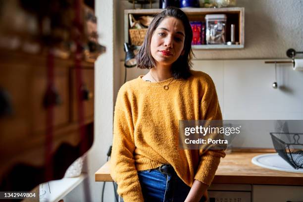 retrato de una mujer de pie en la cocina - anxious looking to camera fotografías e imágenes de stock
