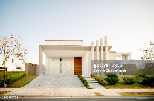 front facade of a contemporary home on a late afternoon - nieuwe woning stockfoto's en -beelden