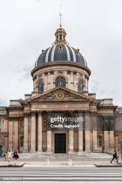 parís: instituto de francia - cúpula sobre tejado fotografías e imágenes de stock