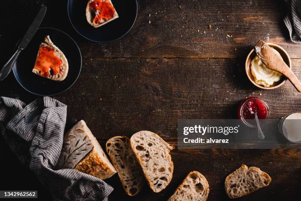 sauerteigbrotstücke mit marmelade auf küchentisch - kitchen worktop stock-fotos und bilder