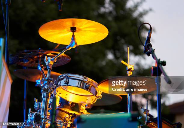 drum metal kit on illuminated stage musical percussion instrument no people - hitting drum stock pictures, royalty-free photos & images
