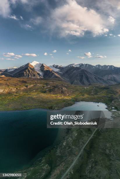 malerische panoramaaufnahme des sees im tien shan gebirge in kirgisistan - kyrgyzstan stock-fotos und bilder