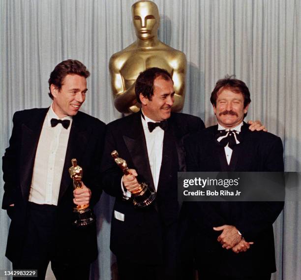 Oscar winners Vittorio Storaro and Bernardo Bertolucci backstage with Robin Williams at the Academy Awards, April 11,1988 in Los Angeles, California.