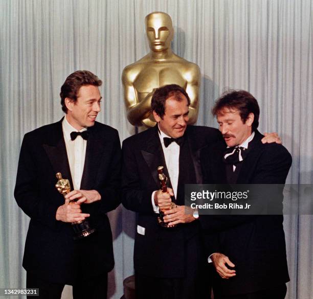 Oscar winners Vittorio Storaro and Bernardo Bertolucci backstage with Robin Williams at the Academy Awards, April 11,1988 in Los Angeles, California.