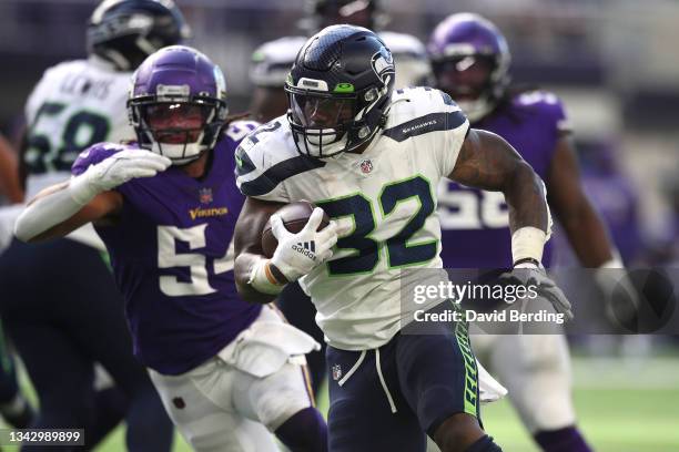 Chris Carson of the Seattle Seahawks runs the ball for a touchdown during the second quarter in the game against the Minnesota Vikings at U.S. Bank...