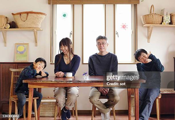 portrait of family sitting at dining table - mesa de jantar - fotografias e filmes do acervo