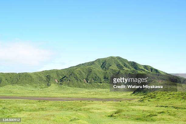 green landscape with mountain in aso - kyushu stockfoto's en -beelden