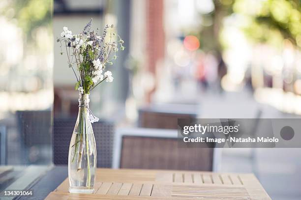 valencia street cafe, san francisco - flowers vase ストックフォトと画像