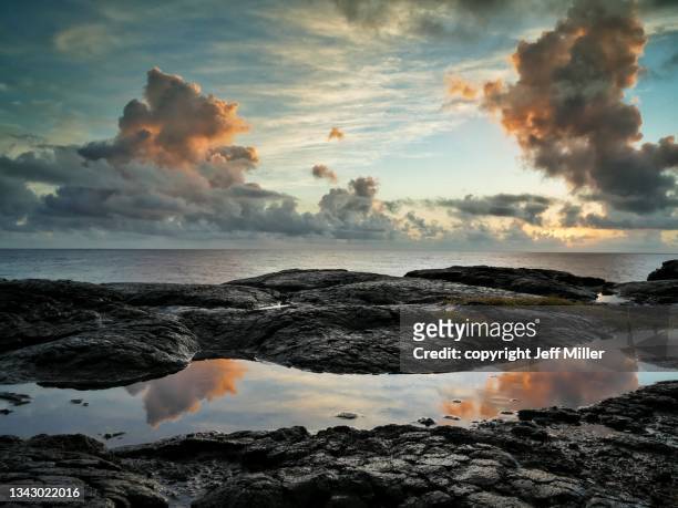 sunrise over the pacific ocean, lower puna coast, hawai’i. - vulkanisch gesteente stockfoto's en -beelden
