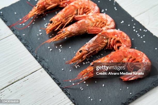 top view of grilled prawns on a dark slate dish - gamba – marisco imagens e fotografias de stock