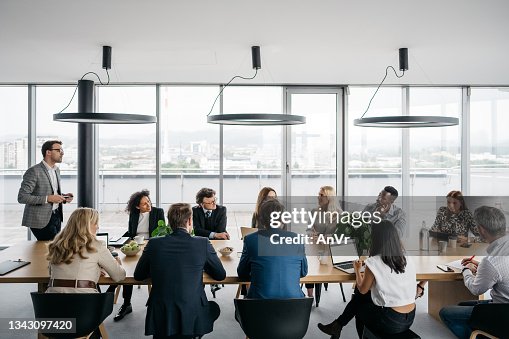 Reunião de negócios em um escritório brilhante Reunião de negócios em um escritório brilhante