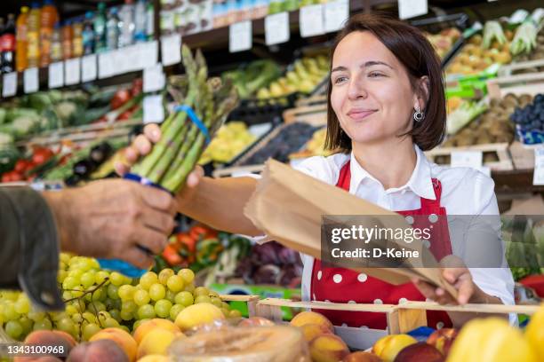 greengrocer's market - verkoopster stockfoto's en -beelden