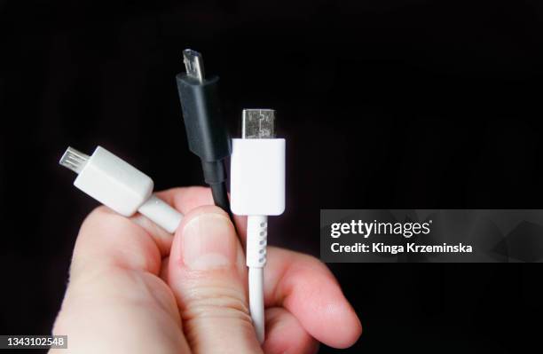 phone chargers, different ends - clé usb photos et images de collection