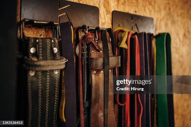 equipo de ejercicio en gimnasio - leather belt fotografías e imágenes de stock