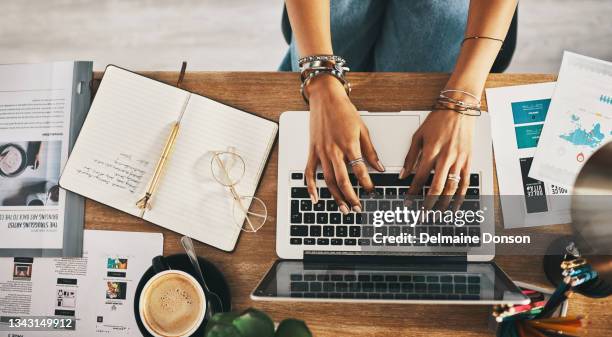 tiro de uma empresária irreconhecível usando um laptop enquanto trabalha remotamente - segundo emprego - fotografias e filmes do acervo