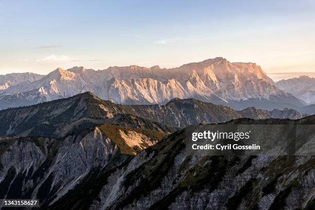 majestic wetterstein mountain range - waxenstein stockfoto's en -beelden