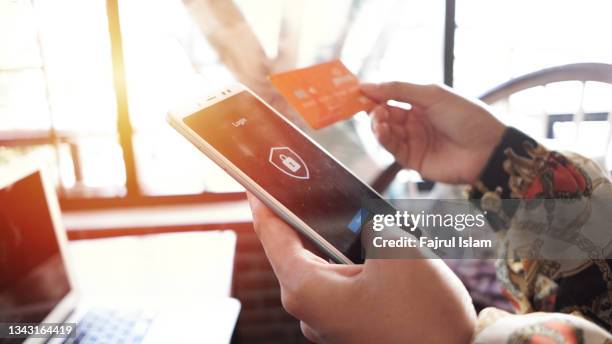 logging in online security system in  mobile app on smartphone - identity theft fotografías e imágenes de stock