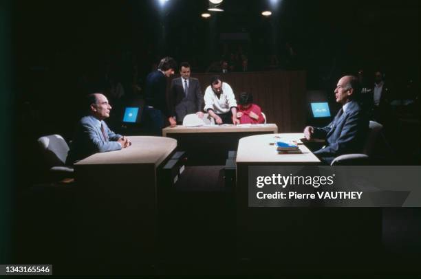 Face à face pour le second débat entre les deux finalistes de la présidentielle, François Mitterrand et Valéry Giscard d’Estaing à la maison de la...