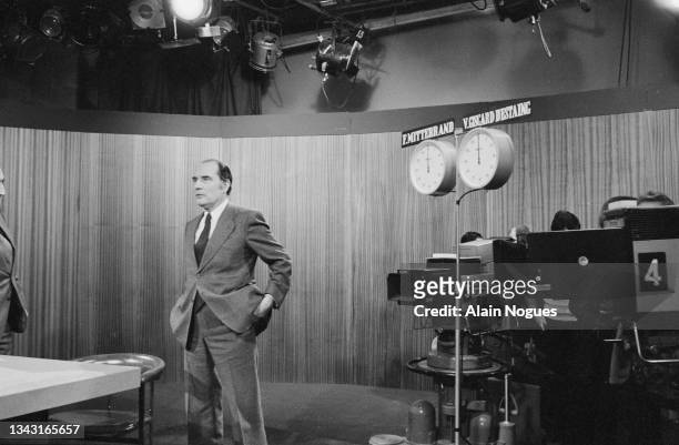 François Mitterrand sur le plateau du studio 101 où se déroule le 1er débat électoral télévisé du second tour de l'élection présidentielle,...