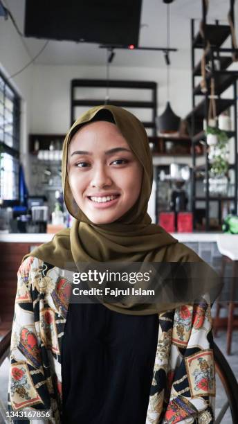 indonesia happy women hijab - indonesischer archipel stock-fotos und bilder