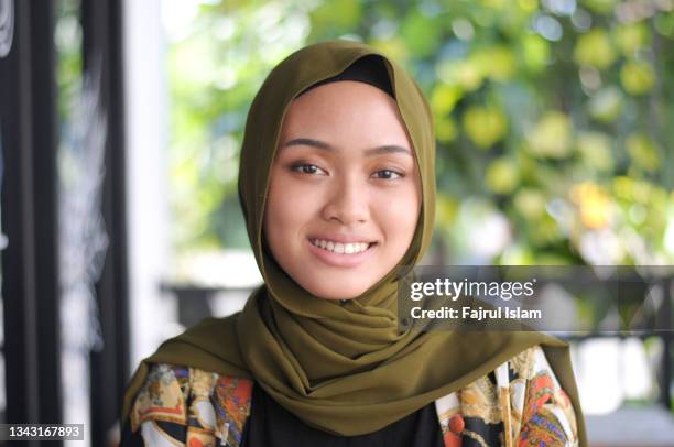indonesia happy women hijab - malay hijab stock-fotos und bilder