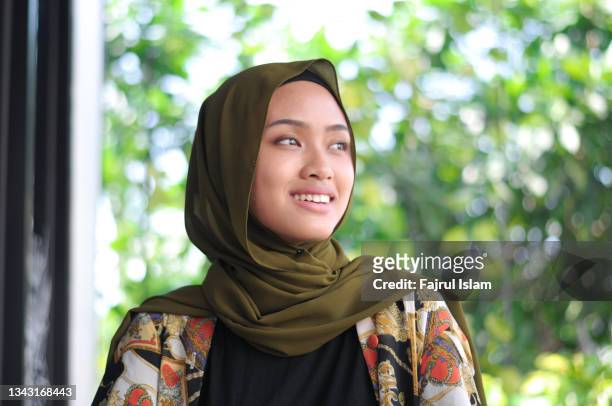 indonesia happy women hijab - beautiful asian student stockfoto's en -beelden