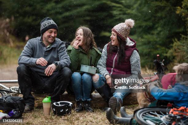 fare una pausa per pranzare - mangiare natura foto e immagini stock