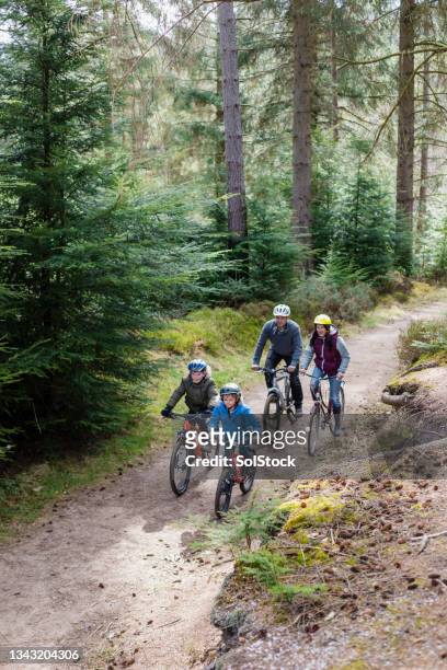 digital detox as a family - family biking stock pictures, royalty-free photos & images