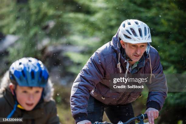 fun in the forest - familie fietsen close up stockfoto's en -beelden