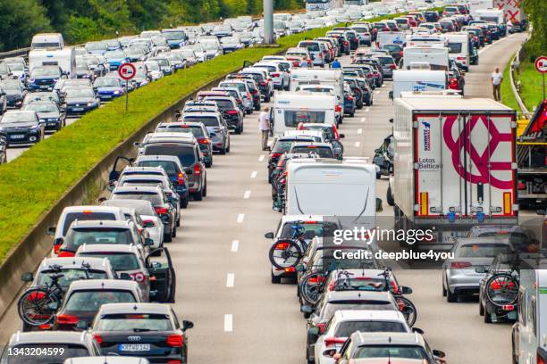 stau auf der autobahn in hamburg, deutschland - autobahn stock-fotos und bilder