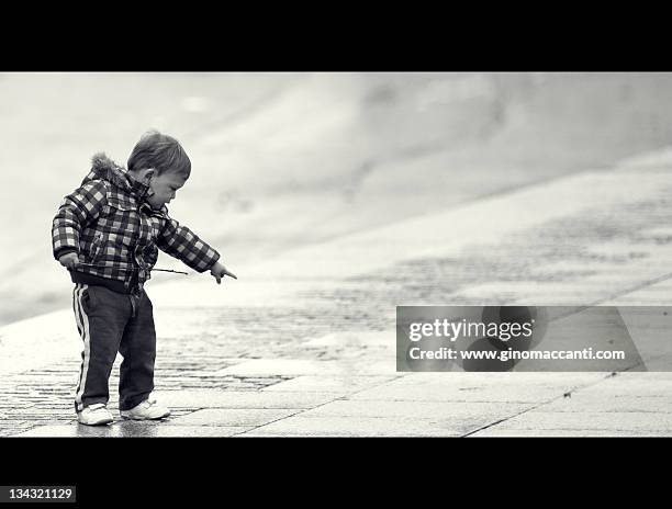 pointing boy - boy letterbox stock-fotos und bilder