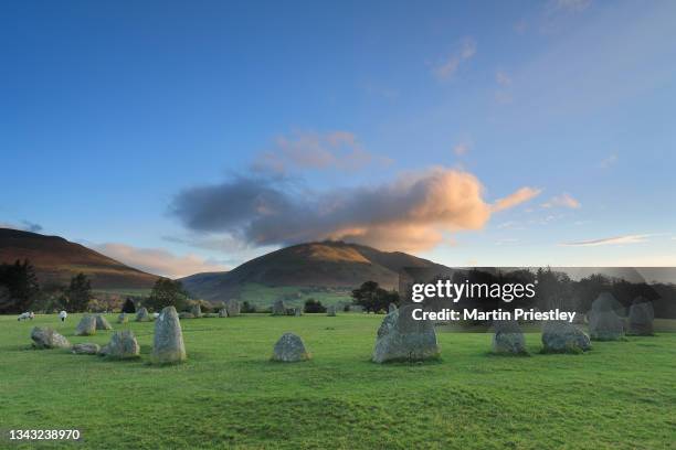 castlerigg stone circle near keswick in the english lake district, cumbria, uk - castlerigg stone circle stock-fotos und bilder