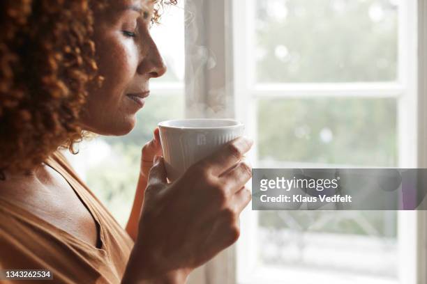 woman smelling coffee - adult woman cup tea stockfoto's en -beelden