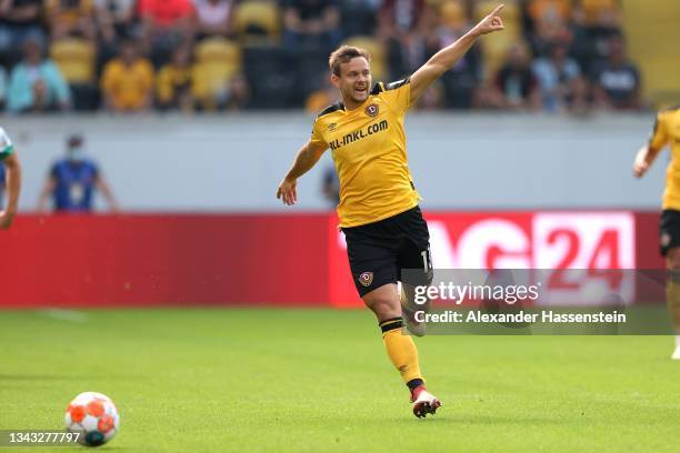 Chris Löwe of Dresden runs with the ball during the Second Bundesliga match between SG Dynamo Dresden and SV Werder Bremen at Rudolf-Harbig-Stadion...