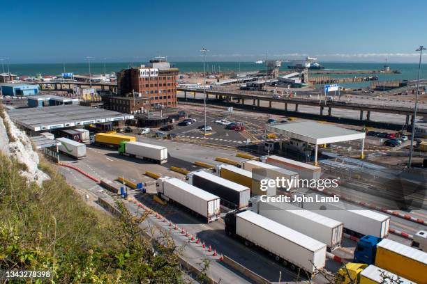 elevated view of lorries arriving at the port of dover frontier control. - internationale grenze stock-fotos und bilder