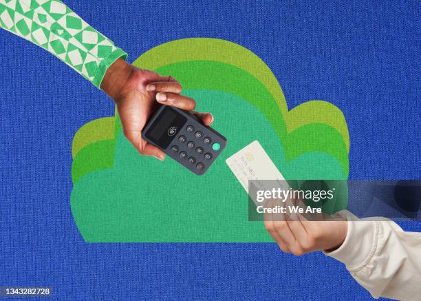 hands making card payment with card reader - creditcardlezer stockfoto's en -beelden