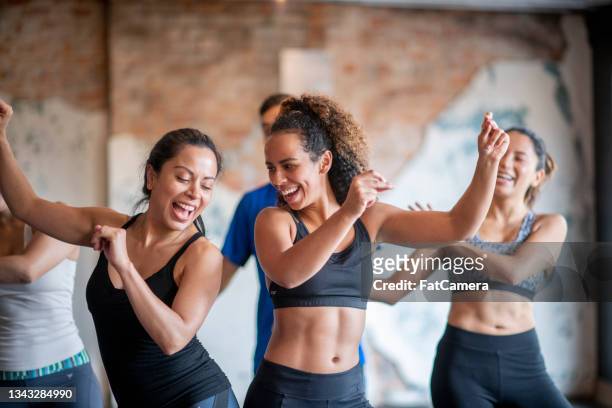 hispanic group dance fitness class - slim stock pictures, royalty-free photos & images