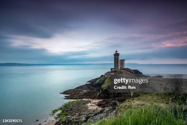 phare du petit minou (minou lighthouse), france/ brittany/ finistere - bretagne road landscape fotografías e imágenes de stock