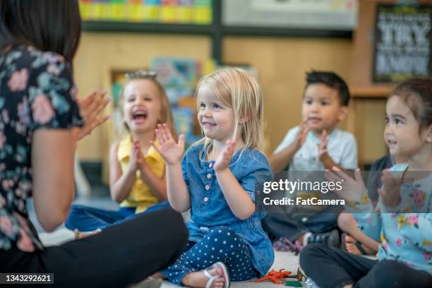 niños en edad preescolar cantando juntos - niño de edad preescolar fotografías e imágenes de stock