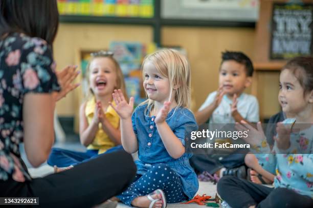 preschool children singing together - nursery imagens e fotografias de stock