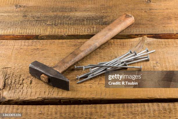 vintage old hammer with rusty nails on wood table background - chiodo attrezzi da lavoro foto e immagini stock