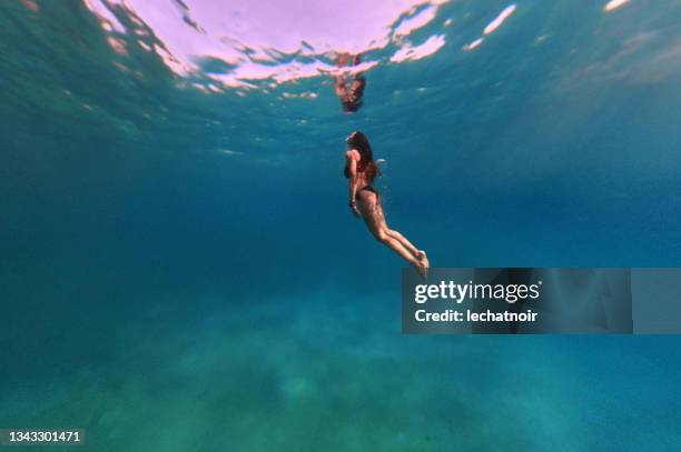 deep dive in open seas - free diving stock pictures, royalty-free photos & images