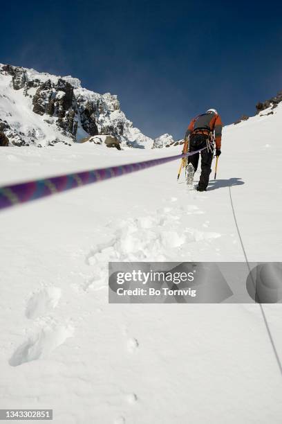 mountaineer climbing volcano - bo tornvig photos et images de collection